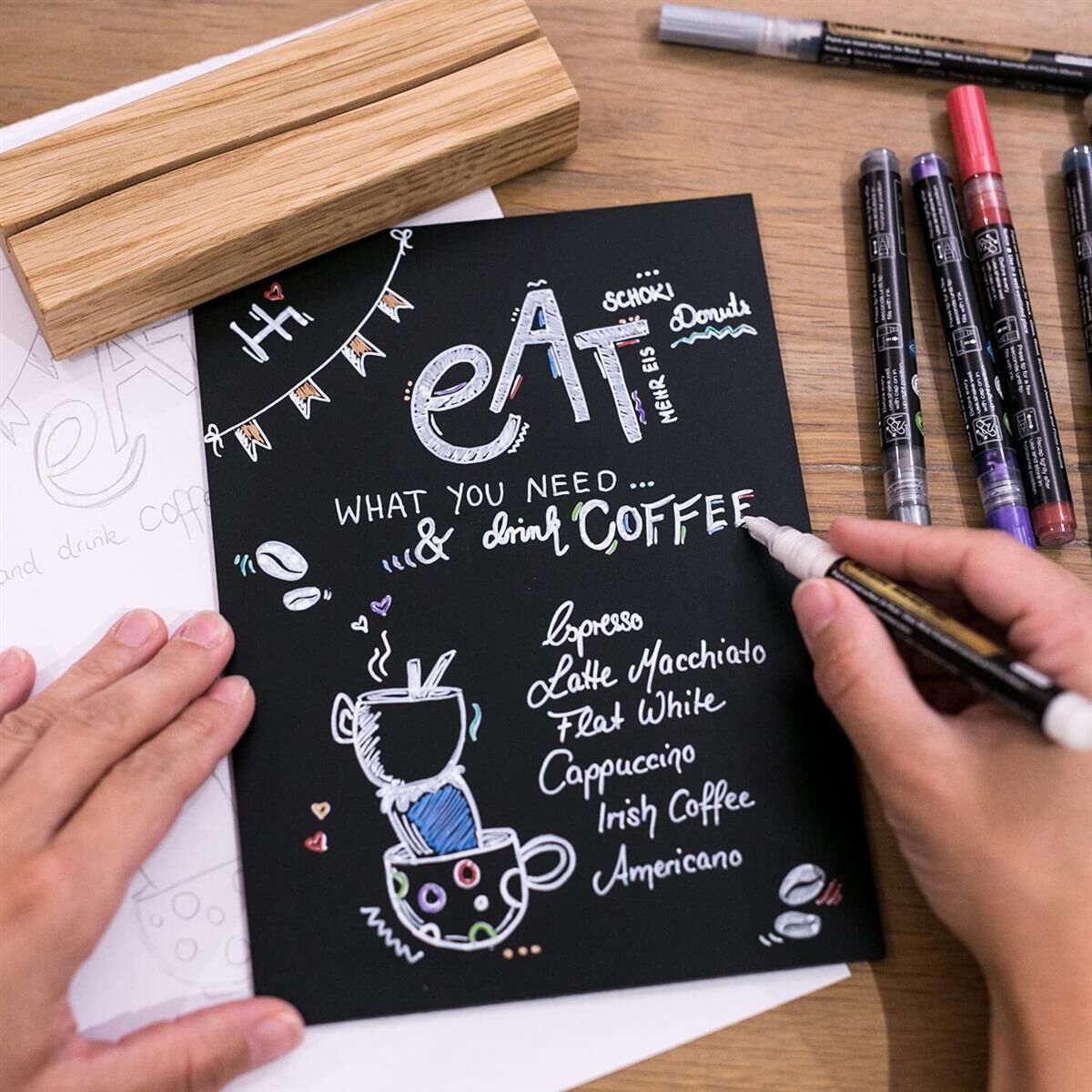 Tafelkreide, Kaffee-Kunst, Zeichnungen, Marker, Holztisch