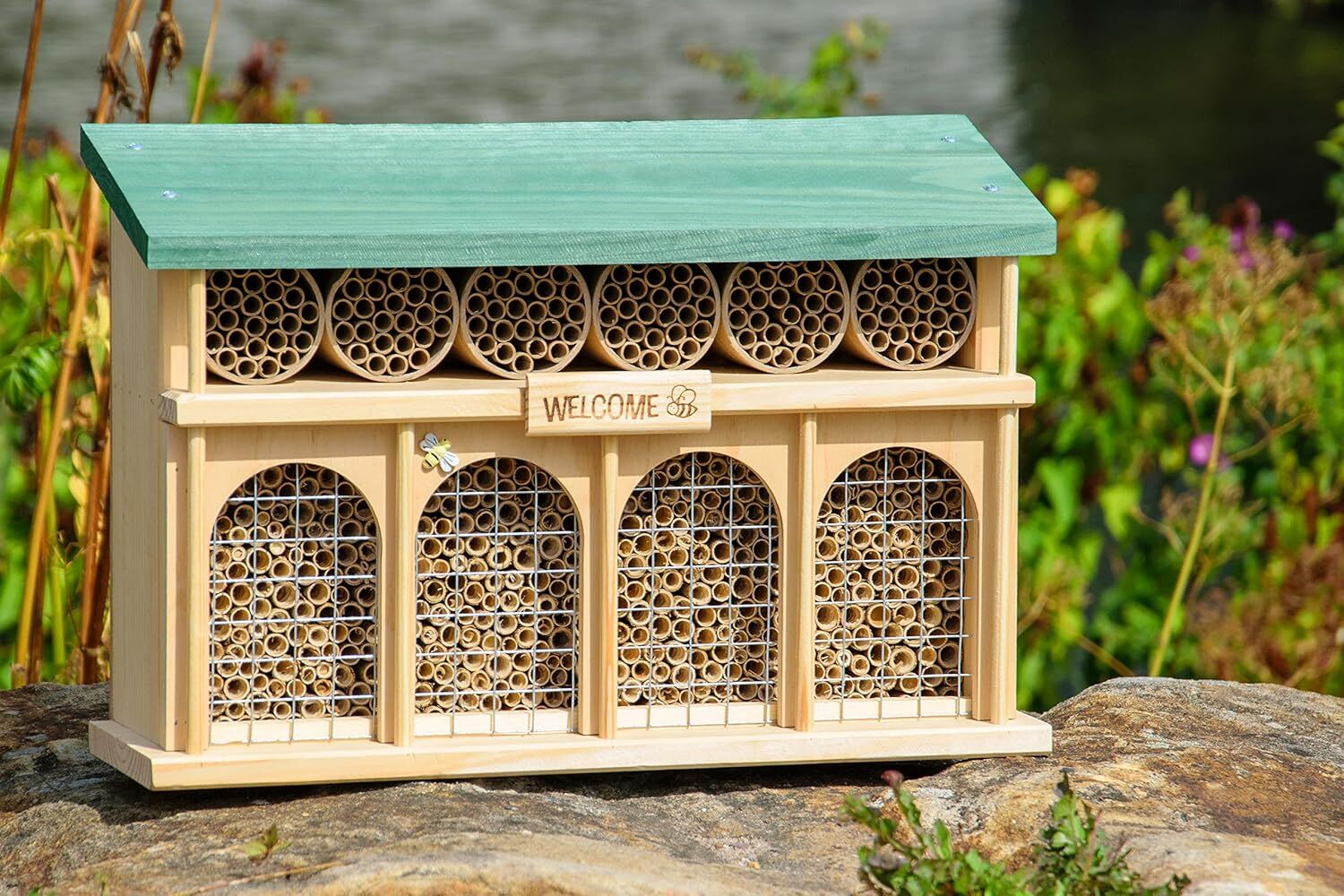 Insektenhotel, Bienenhotel, Holz, Röhrenstrukturen, Grünes Dach