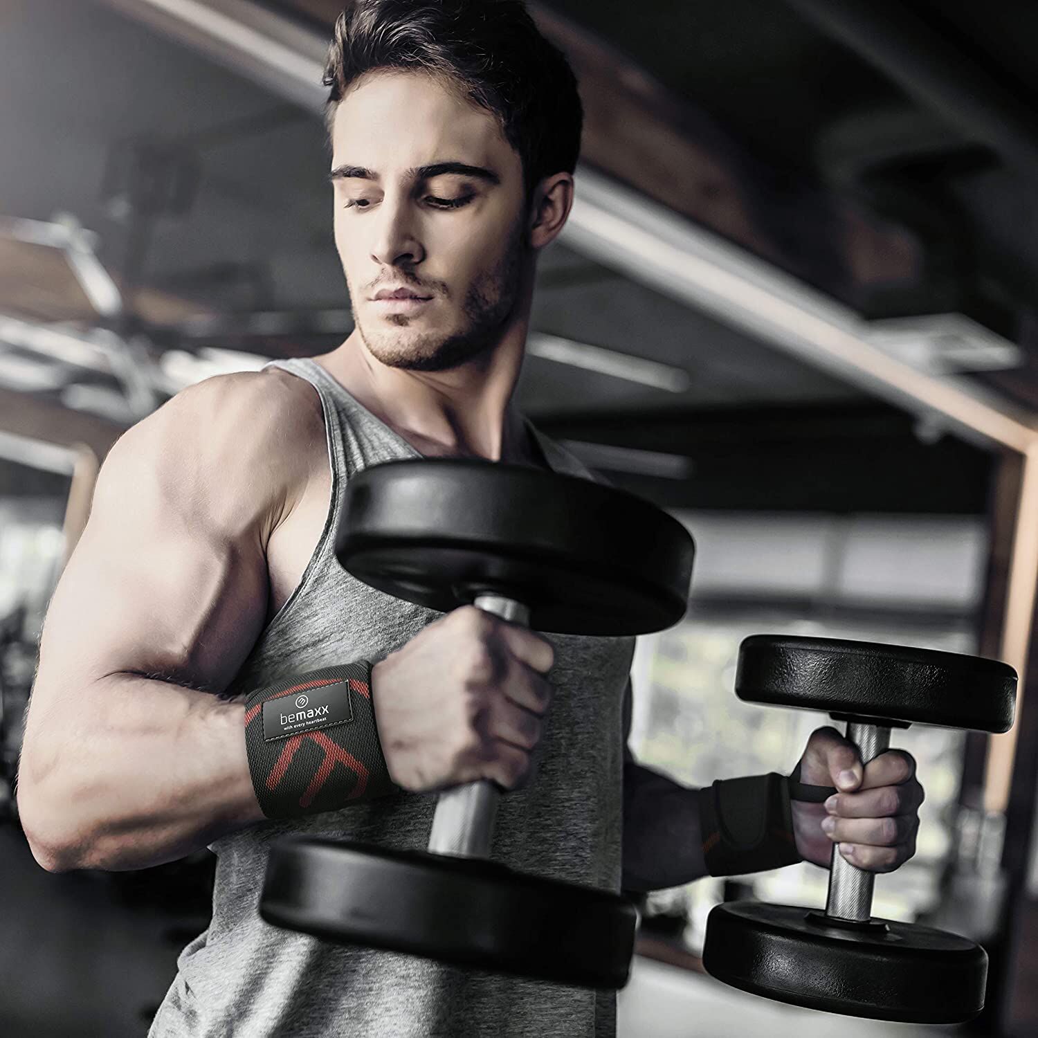 Bizeps-Locken, Fitness, Fitnessstudio, Gewichte im Fitnessstudio, Trainieren